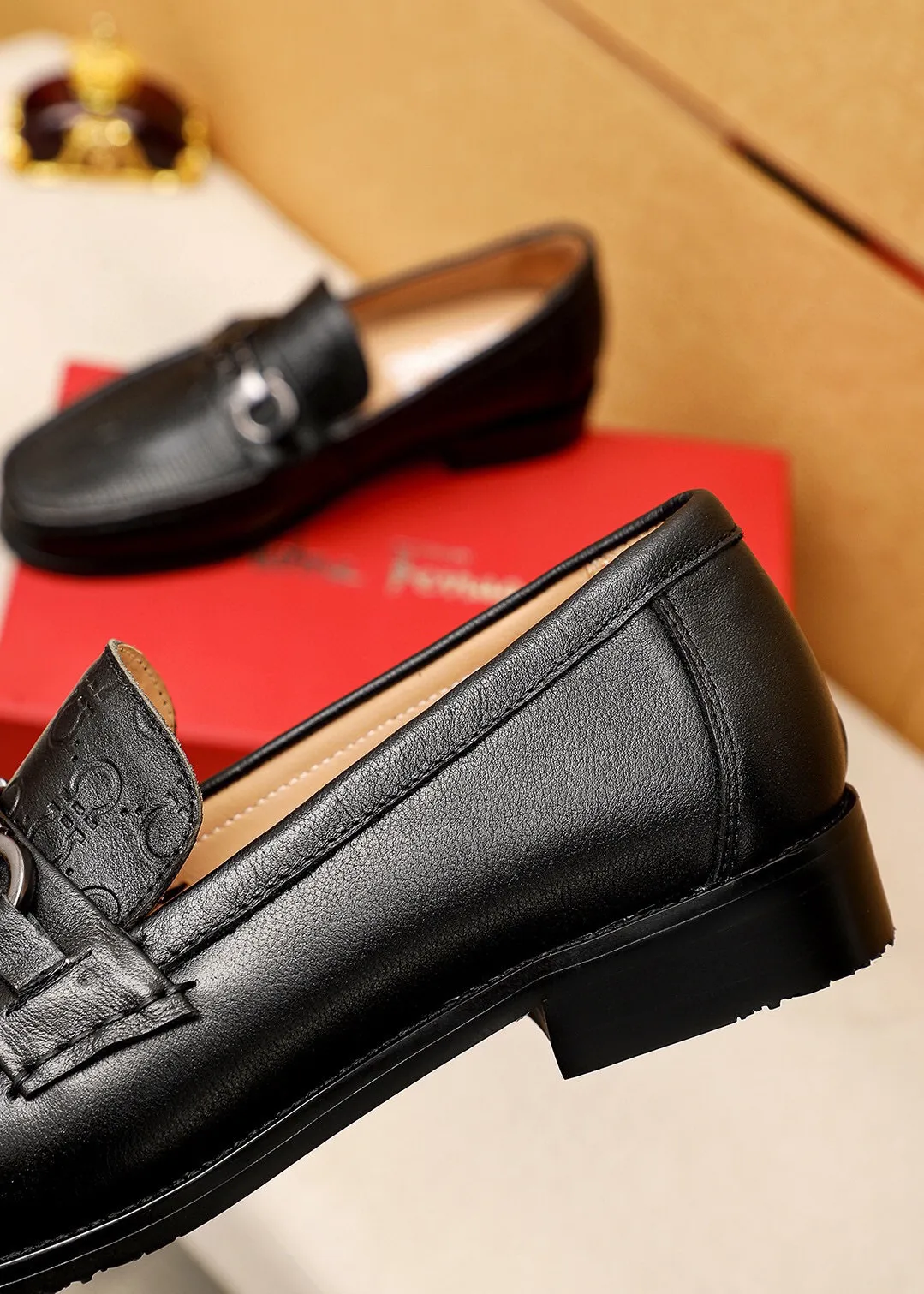 Men's shoes 💰462 💐 Product trademark: Ferragamo "Ferragamo" casual leather shoes Regular size: 38-44 (45.46🉑️customized) Product materials: Selected imported first-layer calfskin embossed upper + luxury hardware buckle, imported water-dyed cow leather lining. Strong three-dimensional visual effect, combined outsole Color: 1⃣️color optional
